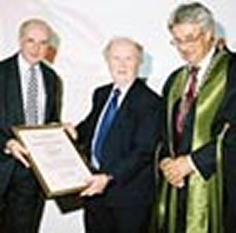 Former RCVS President receives top veterinary award